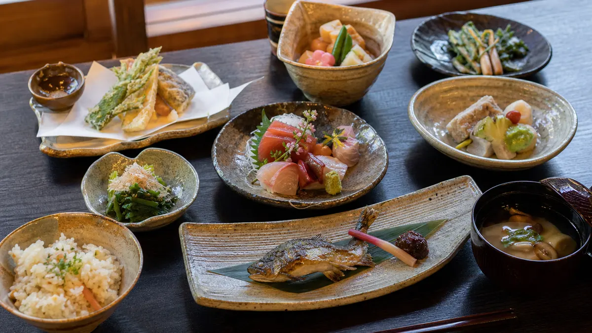 焼き魚と釜炊きご飯、小鉢を丁寧に配した旅館の和朝食