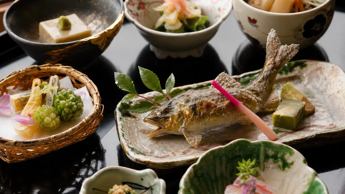旅館の落ち着いた食事処で楽しむ山里会席と地酒